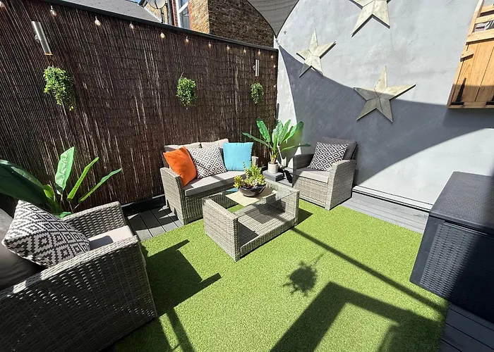 The Duplex Margate With Deck & Living Space Air Conditioning